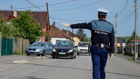 VIDEO Un șofer din Neamț și-a distrus mașina în fața polițiștilor! A transmis live întreaga scenă halucinantă